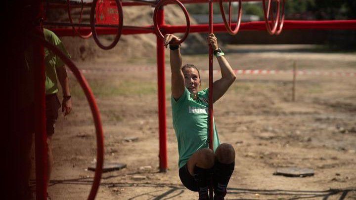 Sárának nagyon tetszik a terep-akadályfutás, 
örömmel próbálja ki magát