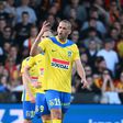 Pályafutása 15. klubjához igazolt a 102-szeres válogatott támadó