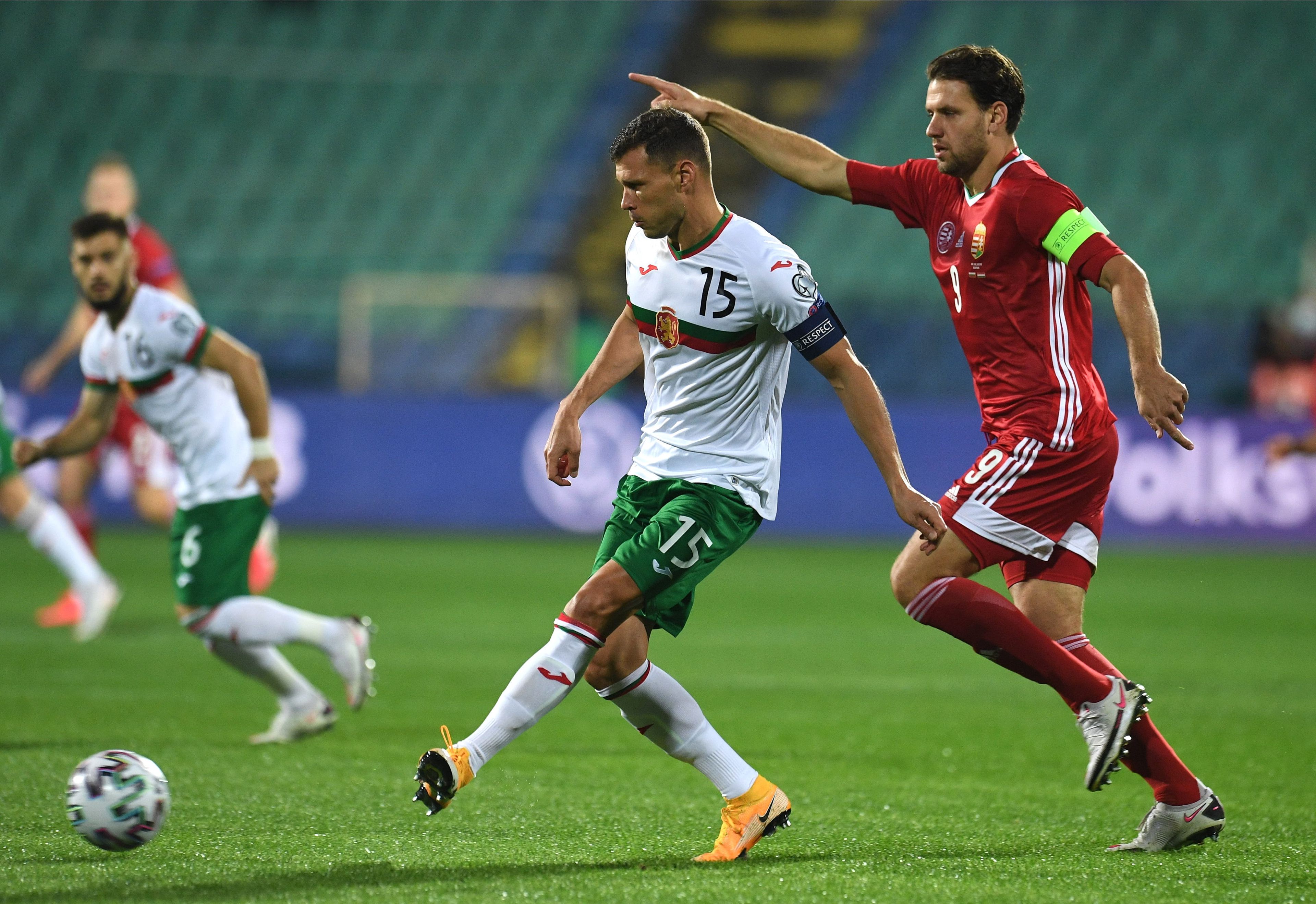 Szalai Ádám (b) és a bolgár Vaszil Bozsikov a labdarúgó Európa-bajnoki pótselejtező elődöntőjében játszott Bulgária-Magyarország mérkőzésen Szófiában / Fotó: MTI/EPA/Vaszil Donev