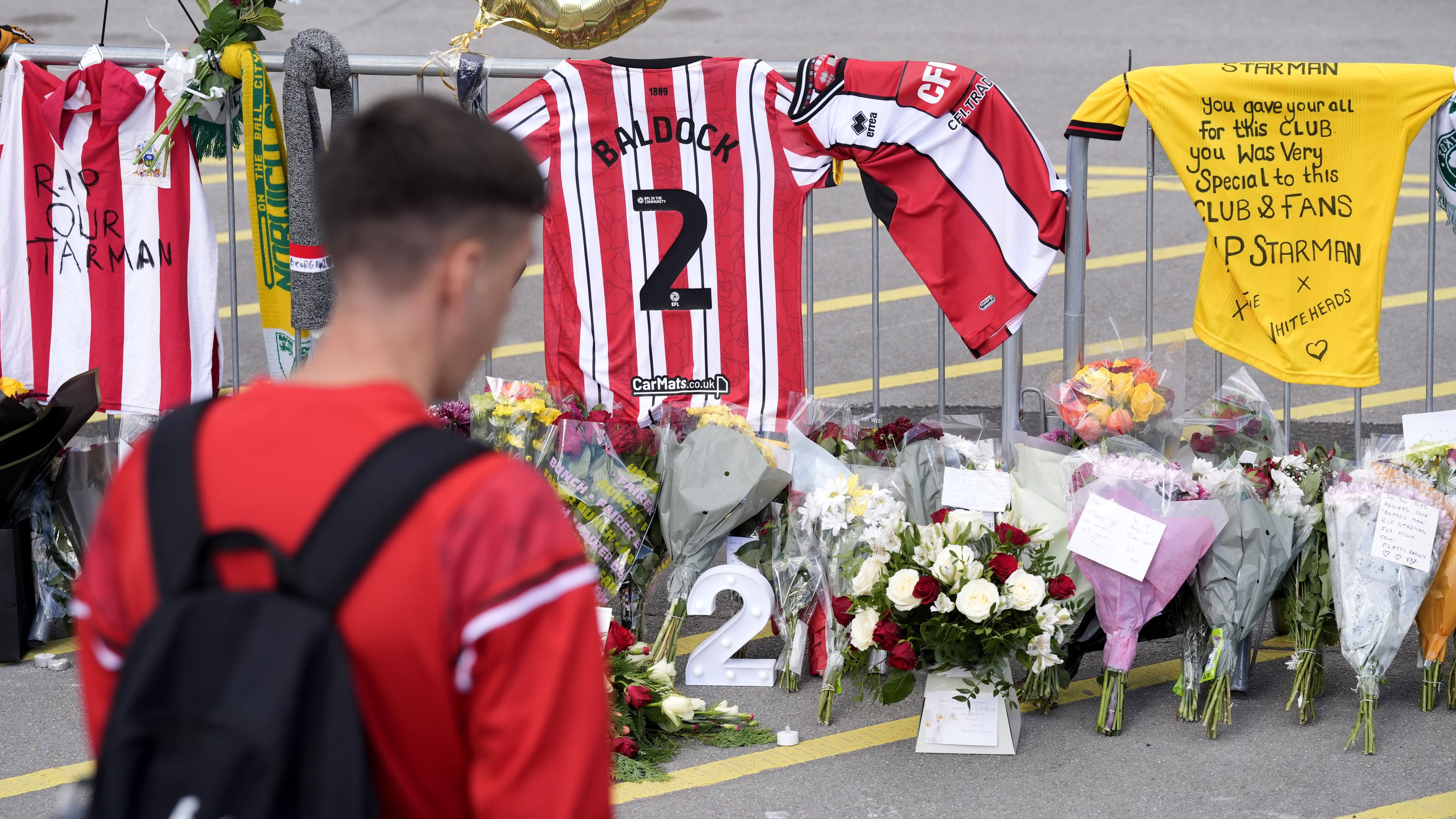 Egy angol gyászoló a sheffieldi stadionnál... (Fotó: Getty Images)