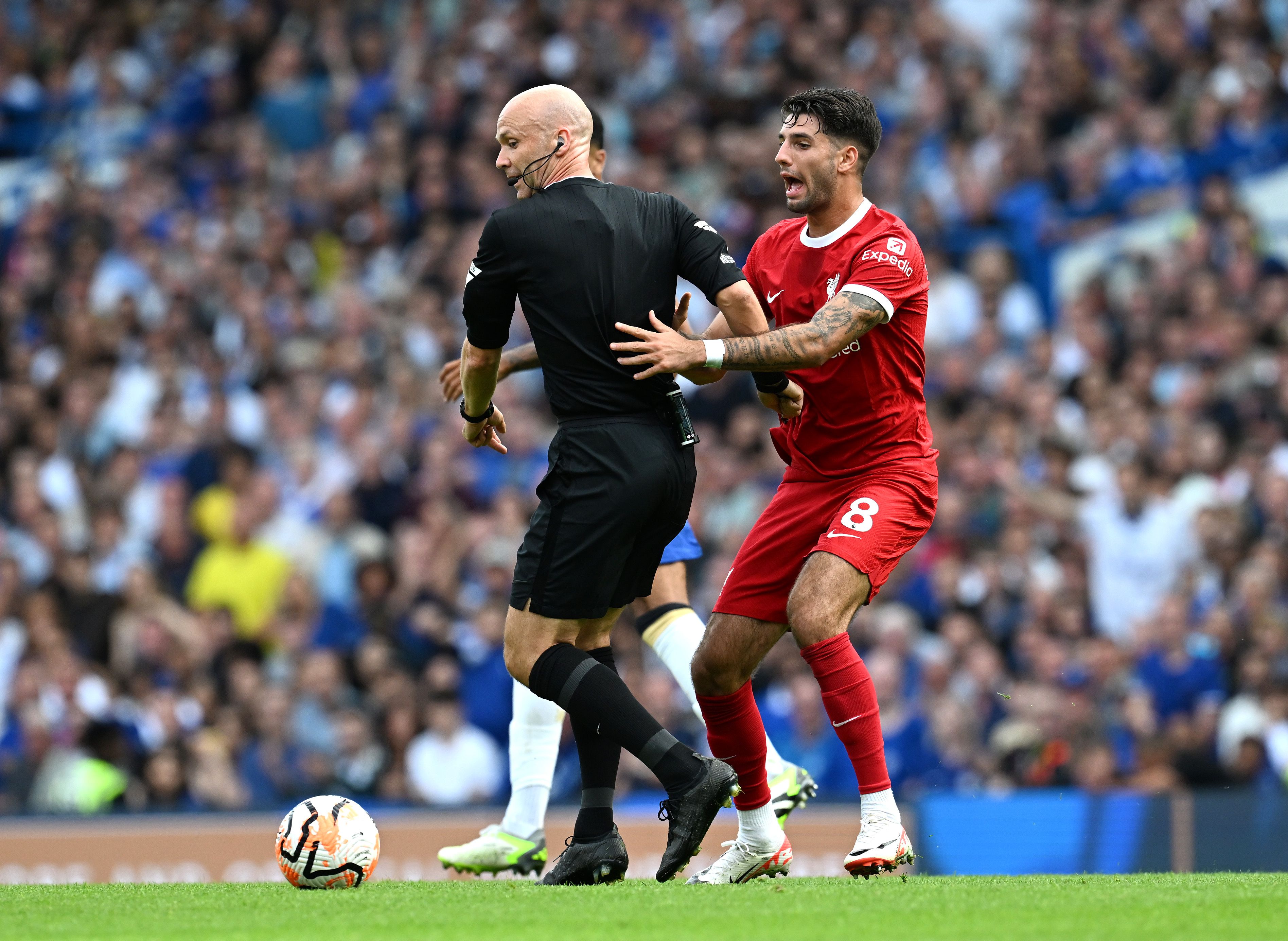 Anthony Taylor és Szoboszlai Dominik a Chelsea–Liverpool találkozón