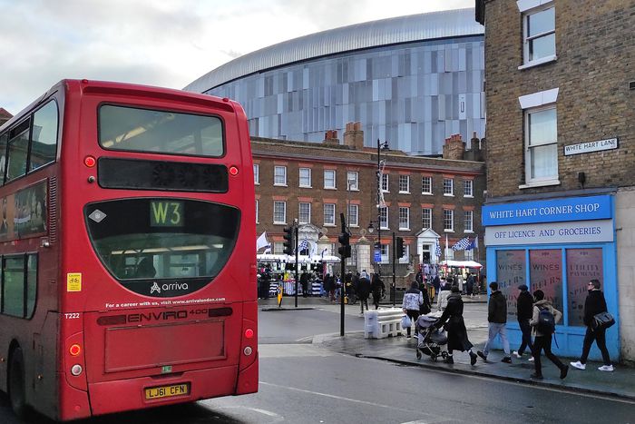 A sofőr a Stramford Bridge közelében hívta fel magára a Chelsea-szurkolók figyelmét