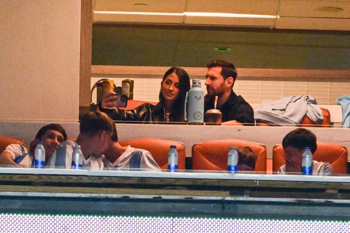 Lionel Messi felesége társaságában követte a találkozót