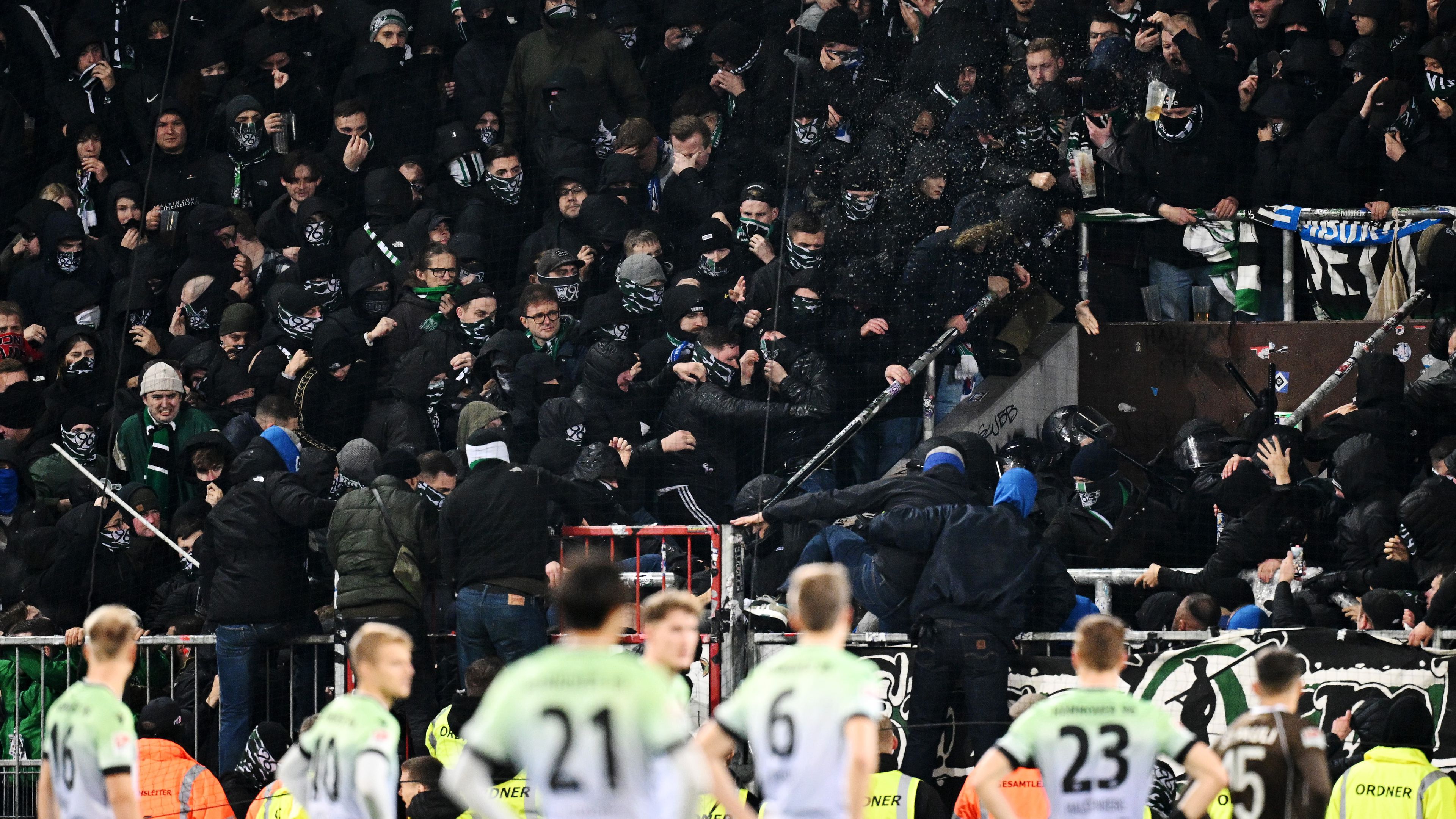 A hannoveri játékosok csak nézték, ahogy a szurkolóik a rendőrökkel hadakoznak (Fotó: Getty Images)