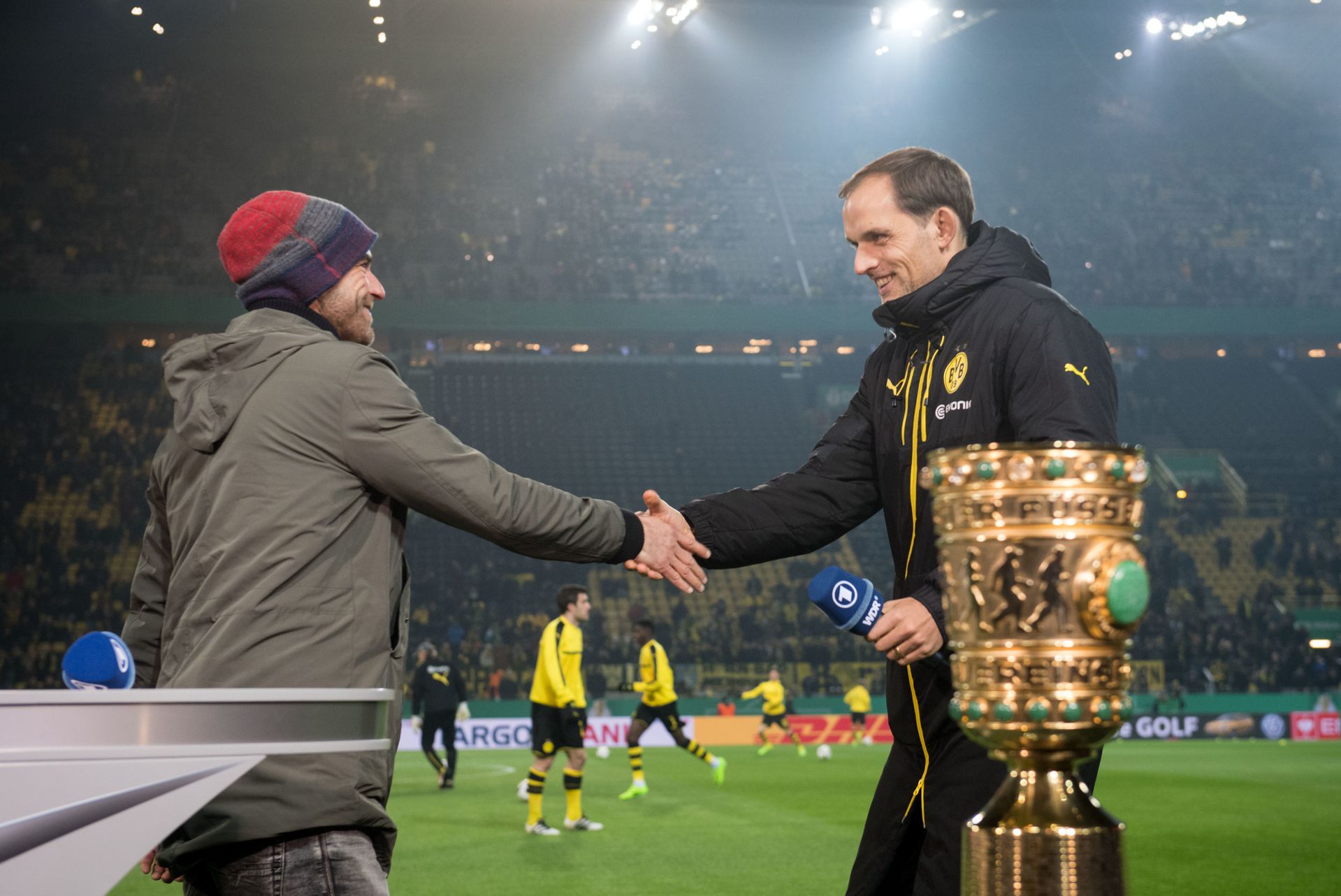 2017-es emlék: A Sky riportere, Mehmet Scholl gratulál a Dortmund edzőjének, Thomas Tuchelnak a Hertha elleni kupasikerhez (Fotó: Getty Images)