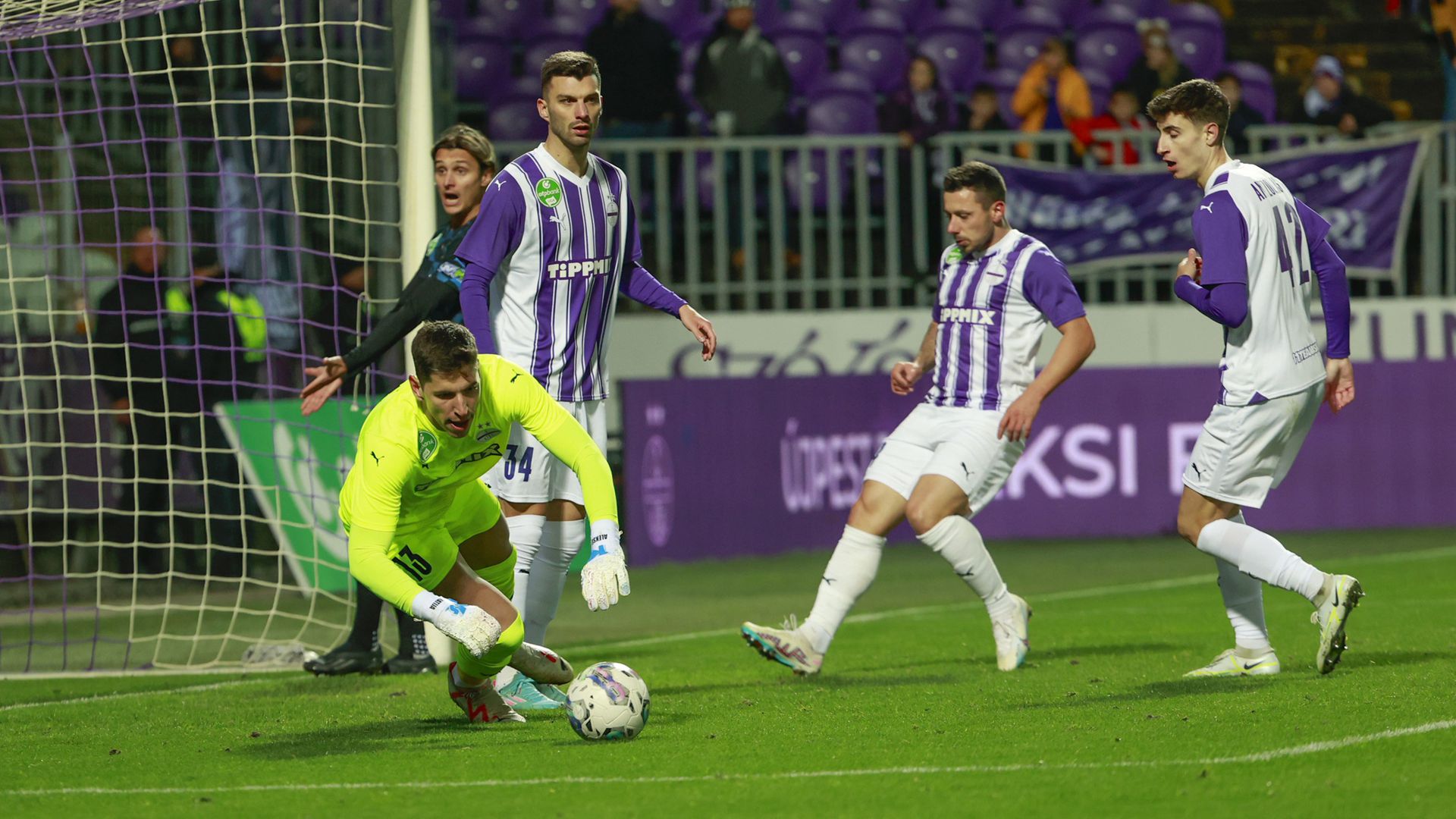 Hiába a rendkívüli biztosítás az újpesti védelemben, a lilák gólt kaptak az első félidőben. (Fotó: Knap Zoltán)