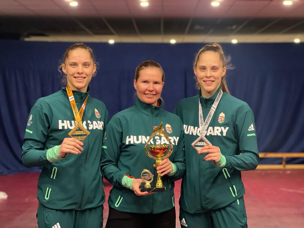 A Márton ikrek finn edzőjükkel, a kétszeres olimpikon Suvi Mikkonennel
