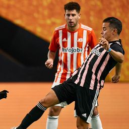 Ki lehet a maszkos focista, aki klubja engedélye nélkül játszik Piqué ligájában?