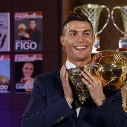 Cristiano Ronaldo eladta az egyik Aranylabdáját – elképesztő összeget fizettek érte