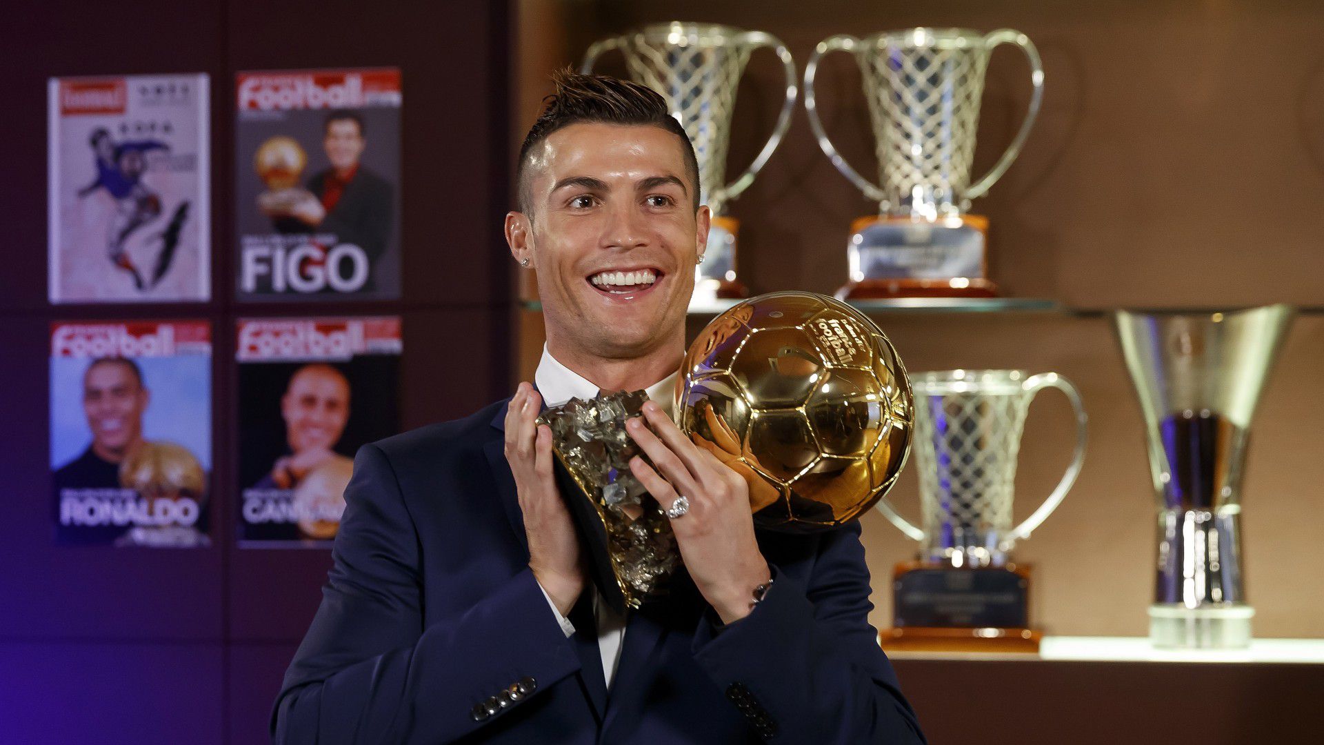 Cristiano Ronaldo eladta az egyik Aranylabdáját – elképesztő összeget fizettek érte