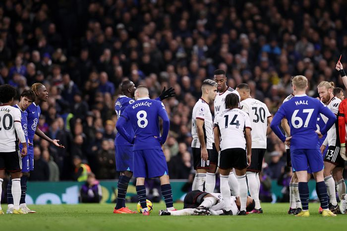 Joao Félix (a kép bal szélén, kékben) butasága miatt emberhátrányba került a Chelsea