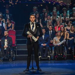 Milák Kristóf a transznemű úszókról, a térdelő focistákról és a háborúról is beszélt