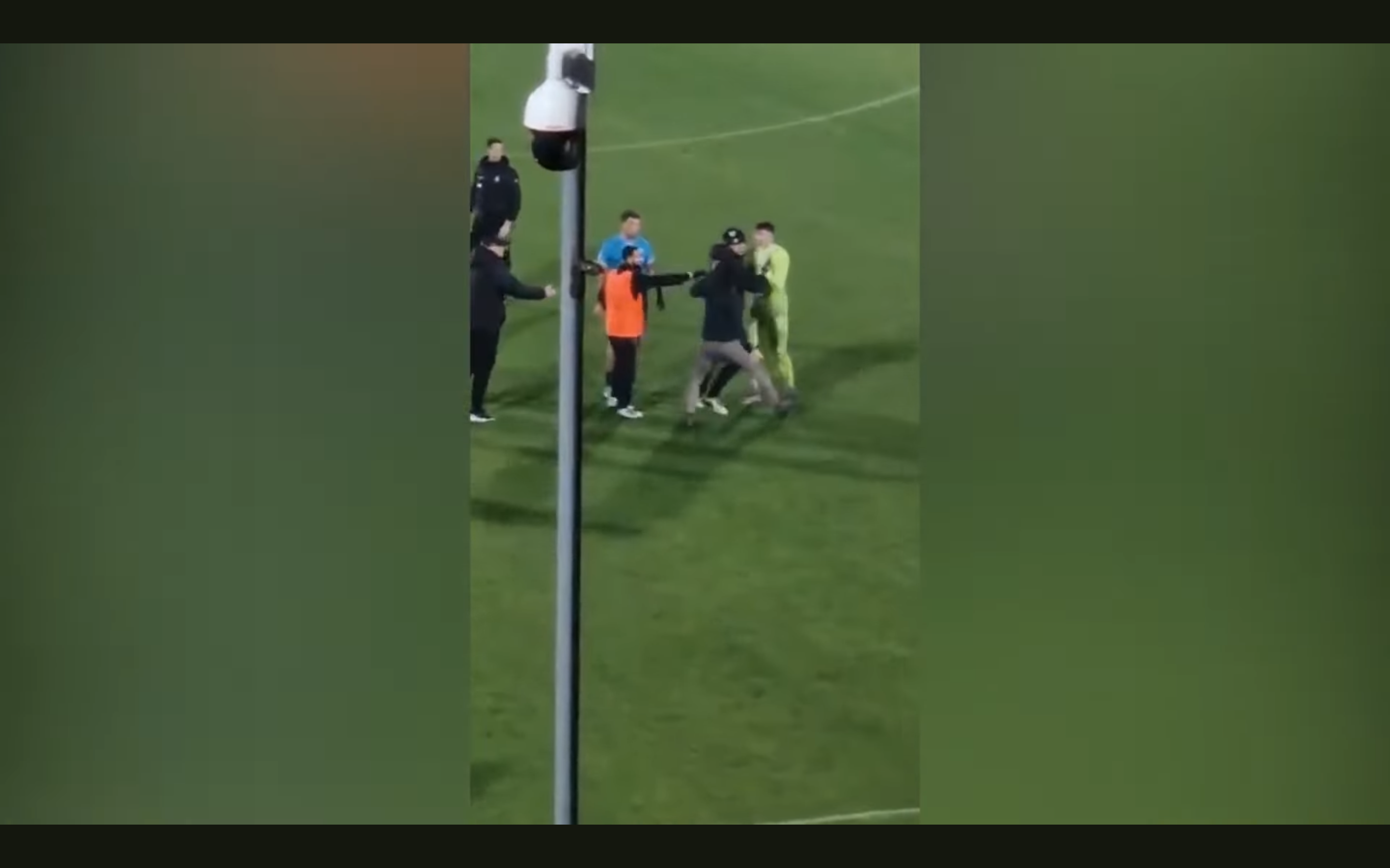 Videó: csattant a pofon – megütötte a kapust az ellenfél játékosának apja