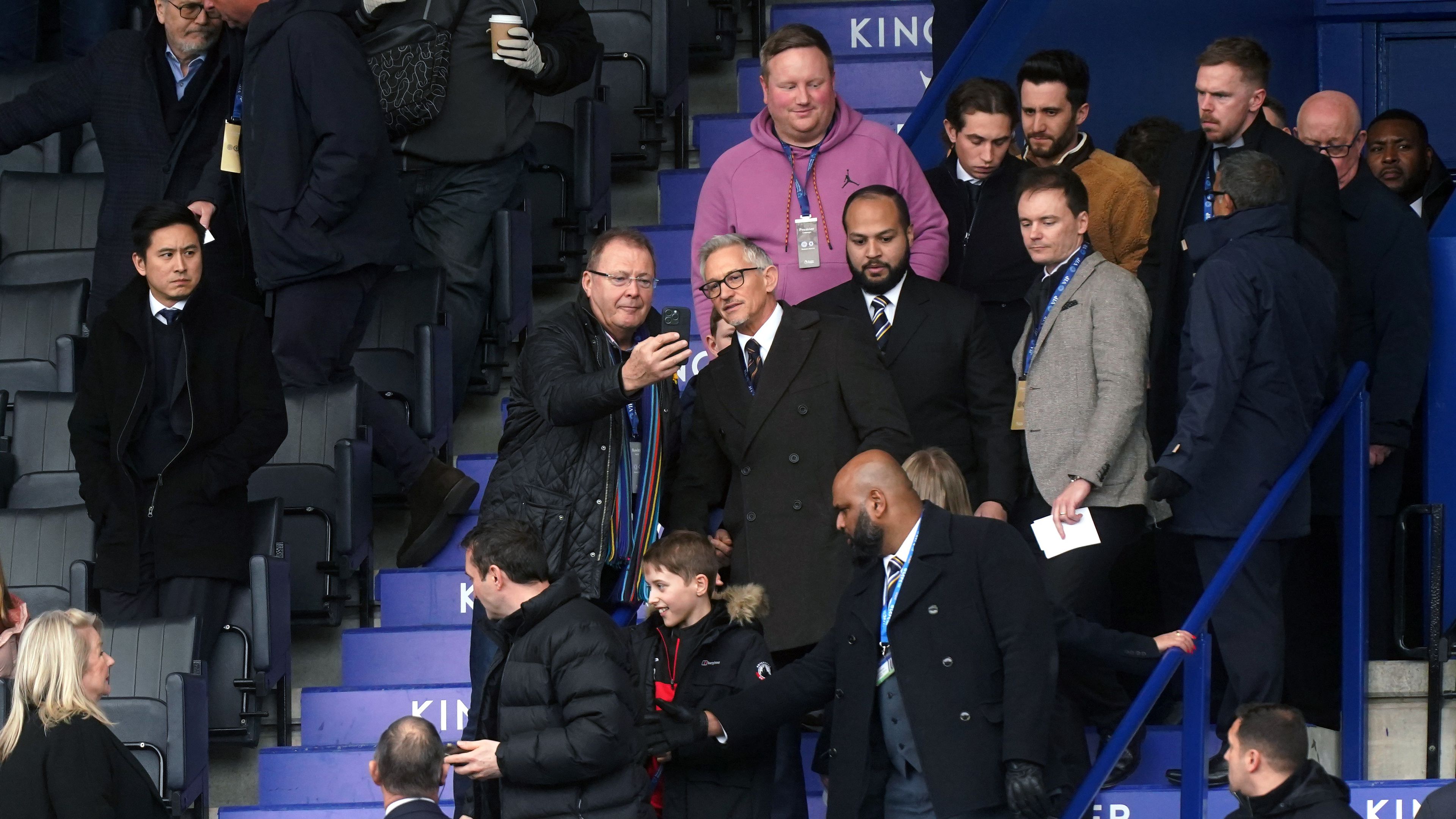 Miután dolgozni nem engedték, Gary Lineker a lelátón nézte végig a Leicester City–Chelsea mérkőzést (Fotó: Getty Images)