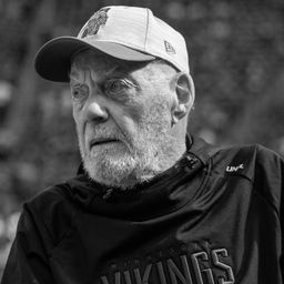 Meghalt a Vikings legendás edzője