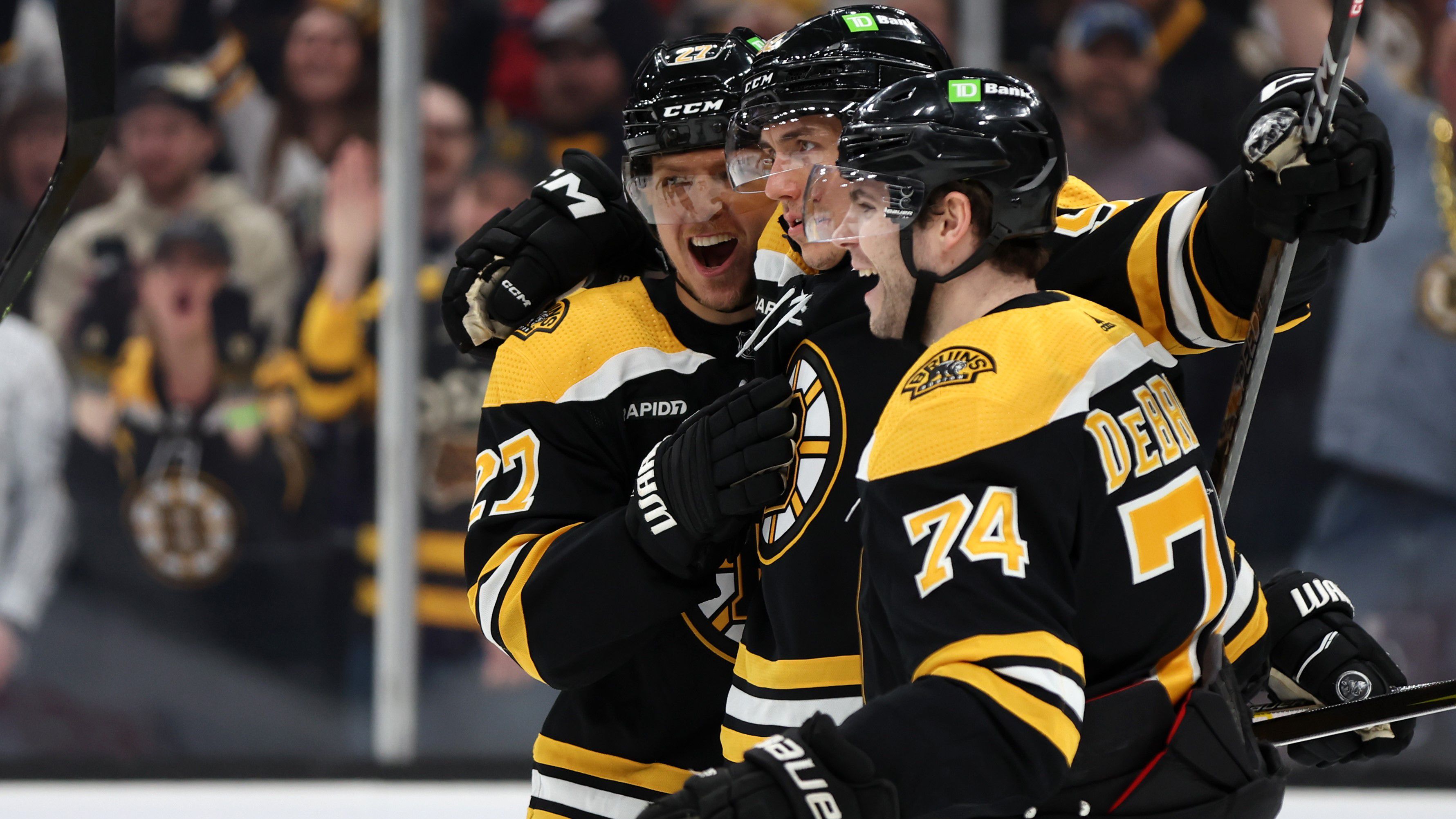 Az alapszakaszgyőztes Boston Bruins hazai környezetben 5–2-re nyert