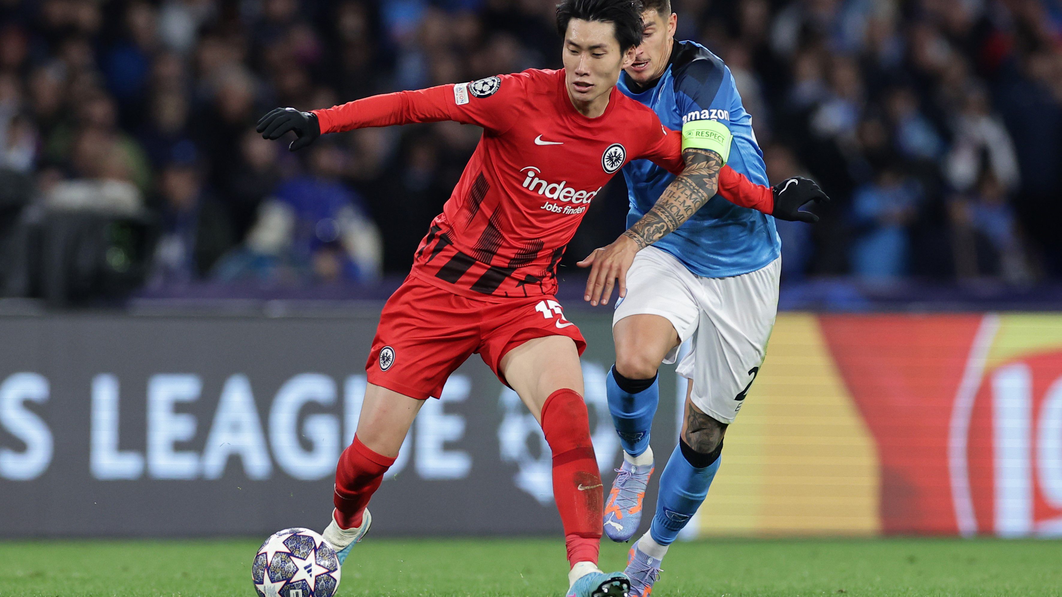 Kamada Daicsi (pirosban) 2017 óta áll az Eintracht Frankfurt alkalmazásában