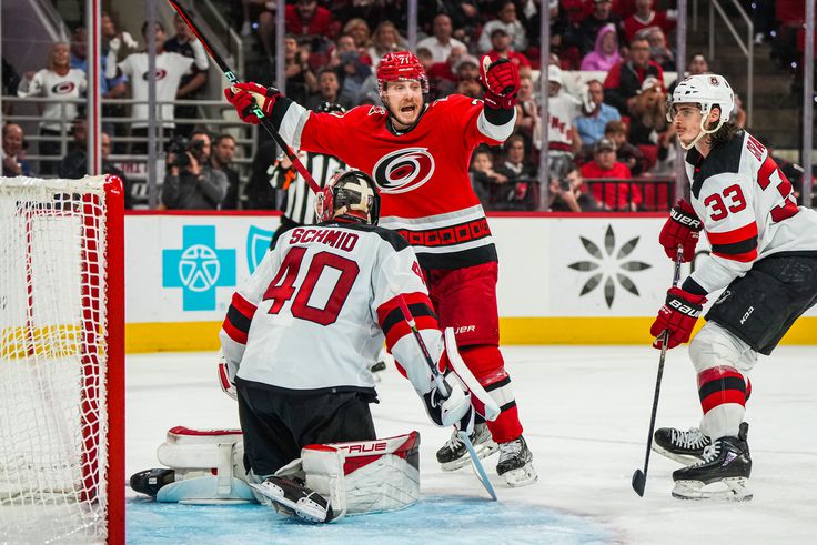 Elsőként a Carolina jutott be a főcsoportdöntőbe az NHL-ben – videóval