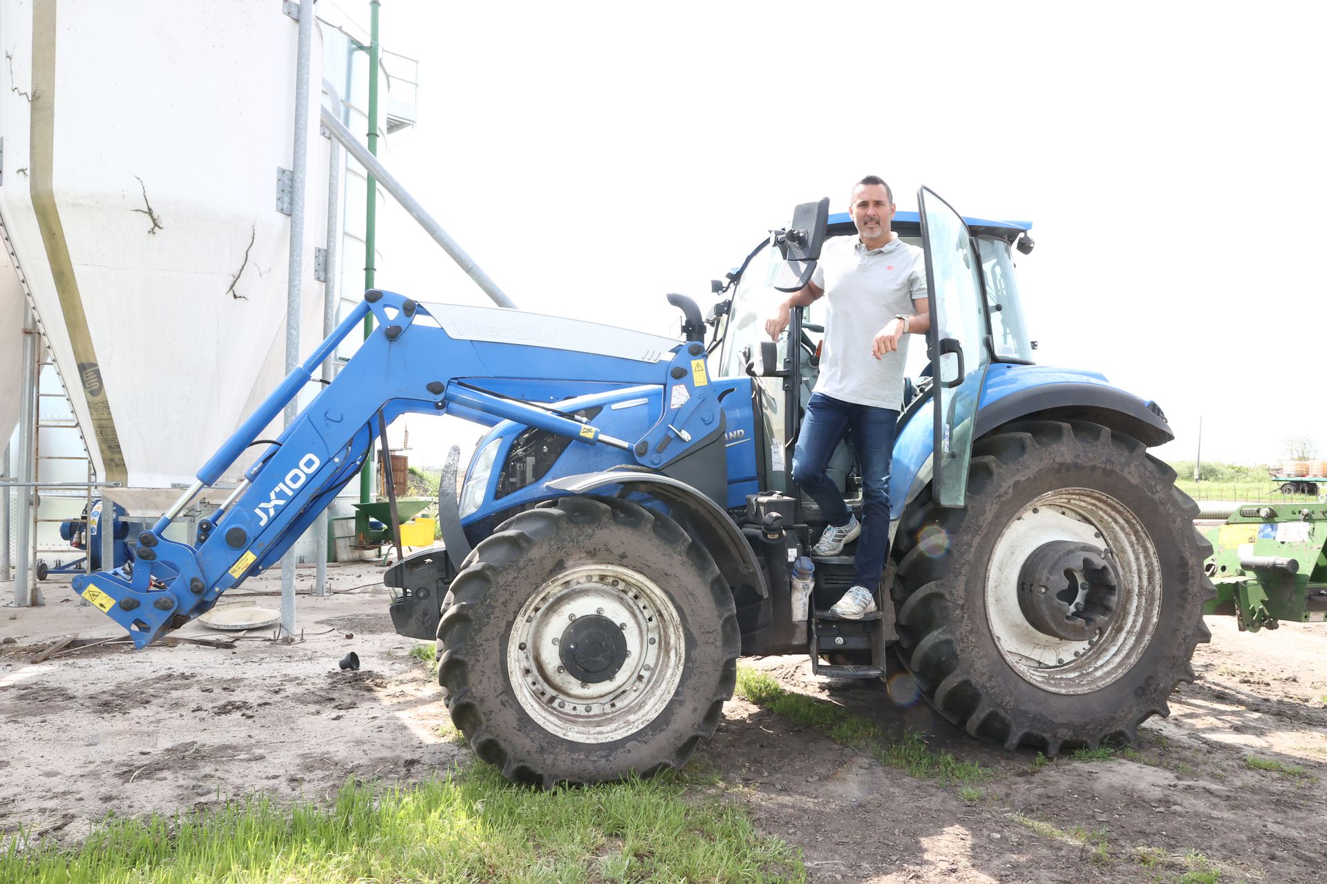 Ha kell, traktorba ülve dolgozik a legendás pólós /Fotó: Pozsonyi Zita
