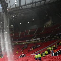 Akkora volt a vihar, hogy vízesés keletkezett az Old Traffordon – videóval