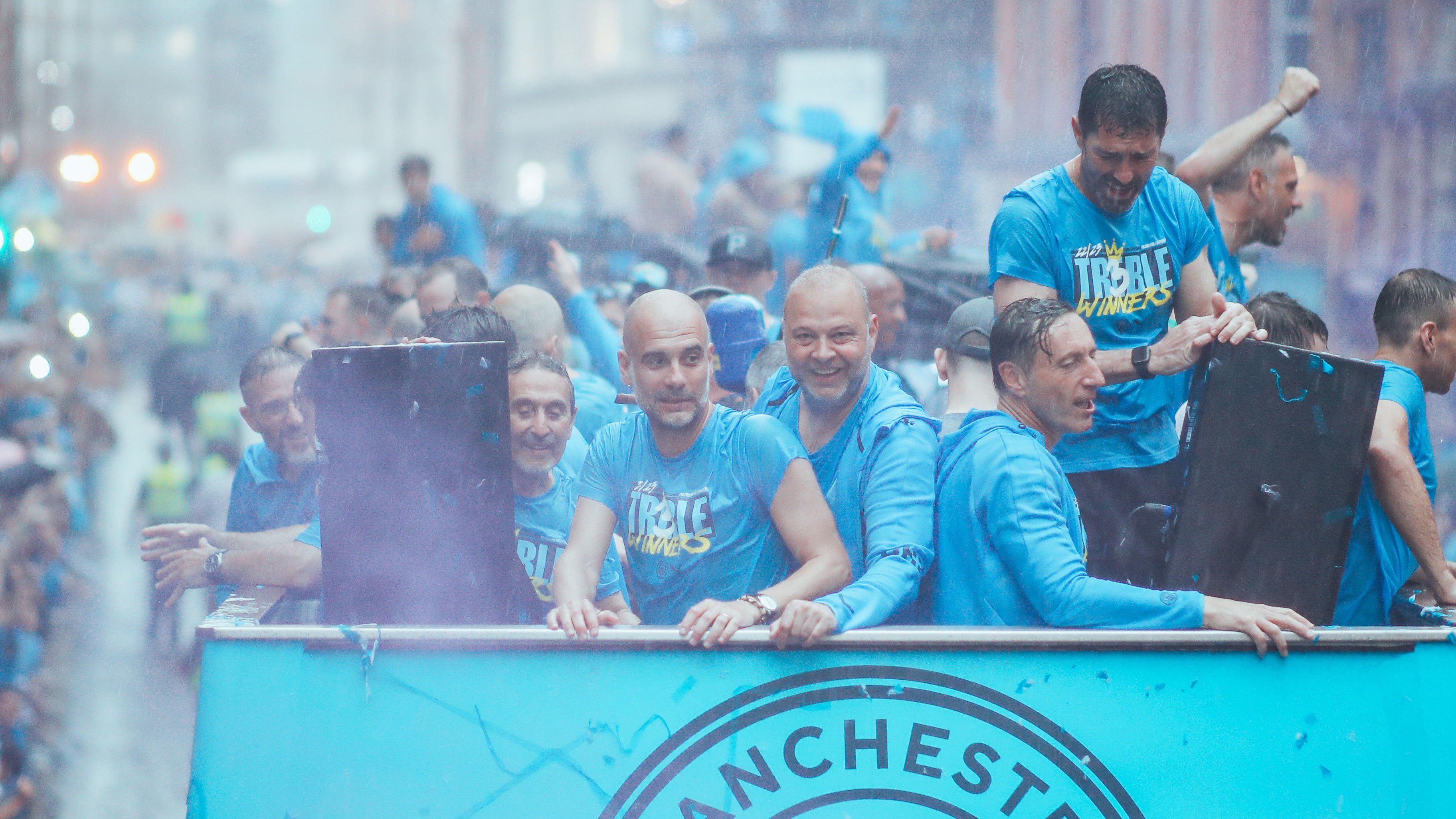 Triplázást ünnepelnek Manchesterben, kékbe öltözött a város – képekkel, videókkal