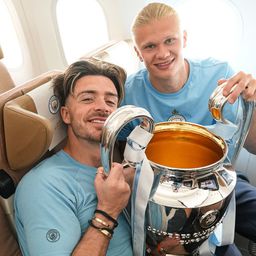 Videó: Haaland pezsgővel öntötte le csapattársát, Grealish félmeztelen – így ünnepel a City