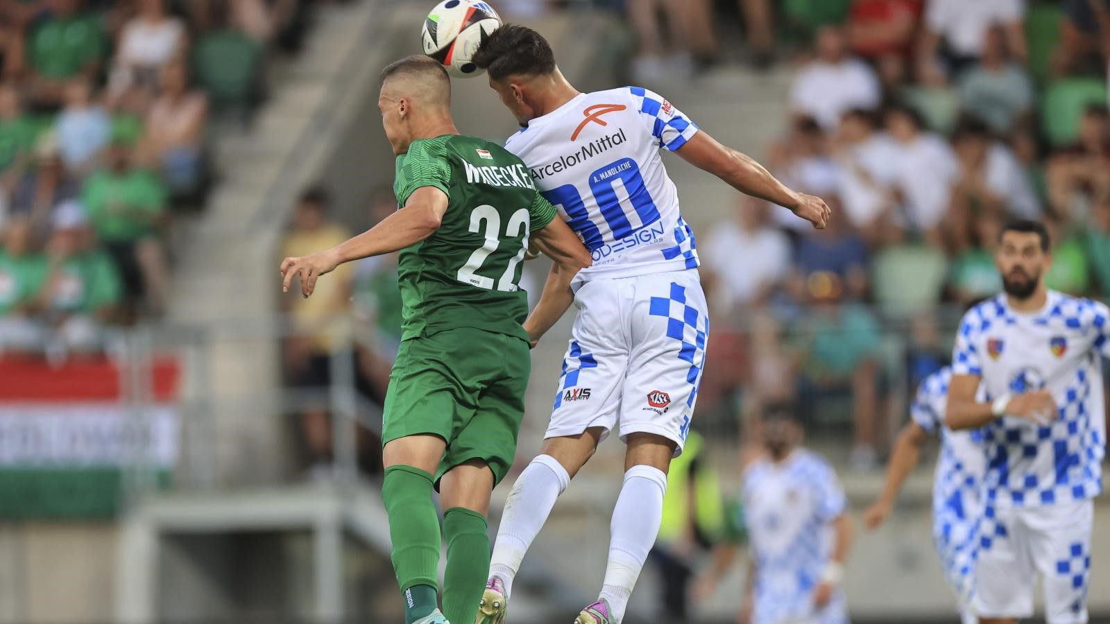 Windecker József fejpárbajt vív a vajdahunyadiak ellen (Fotó: Paksi FC)