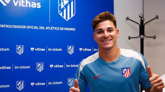 Julián Álvarez máris magára öltötte a madridi mezt (Fotó:atleticodemadrid.com)