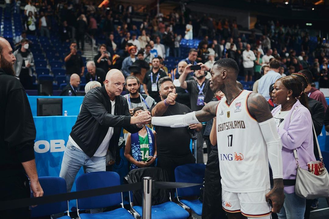 Buschmann gratulál a vb-döntő után a torna legjobbjának választott német csapatkapitánynak, Dennis Schrödernek (Fotó: Getty Images)