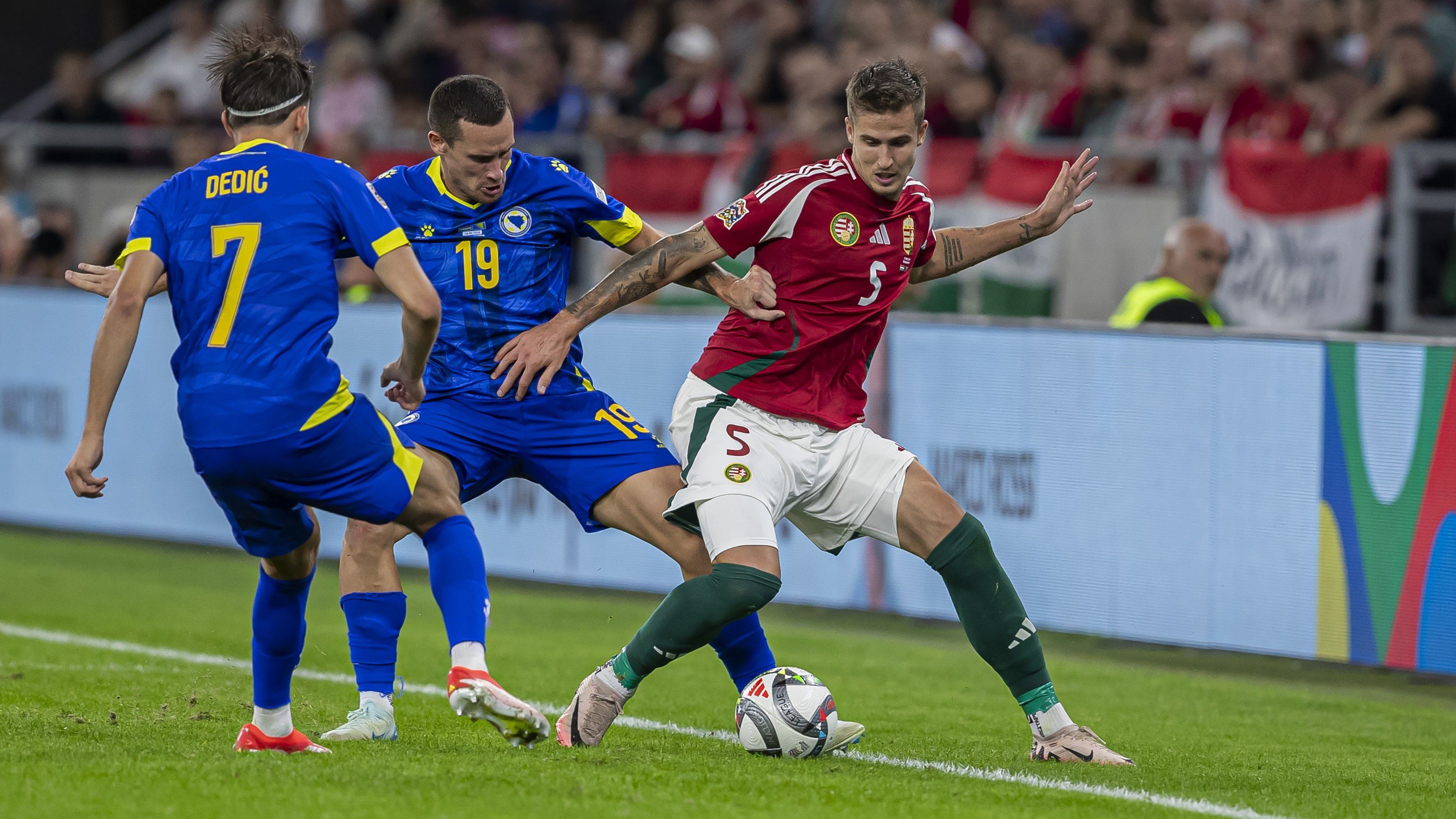 Nikitscher Tamás olykor két bosnyák játékossal is felvette a versenyt, nem érződött, hogy csupán második válogatott mérkőzését játssza. (Fotó: Getty Images)