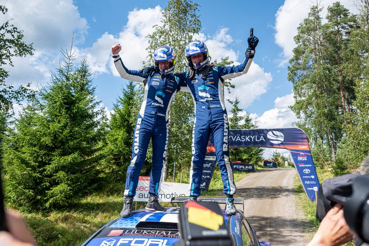 Evans nyert, Rovanperä hibázott, Gryazin a WRC2 dobogóján
