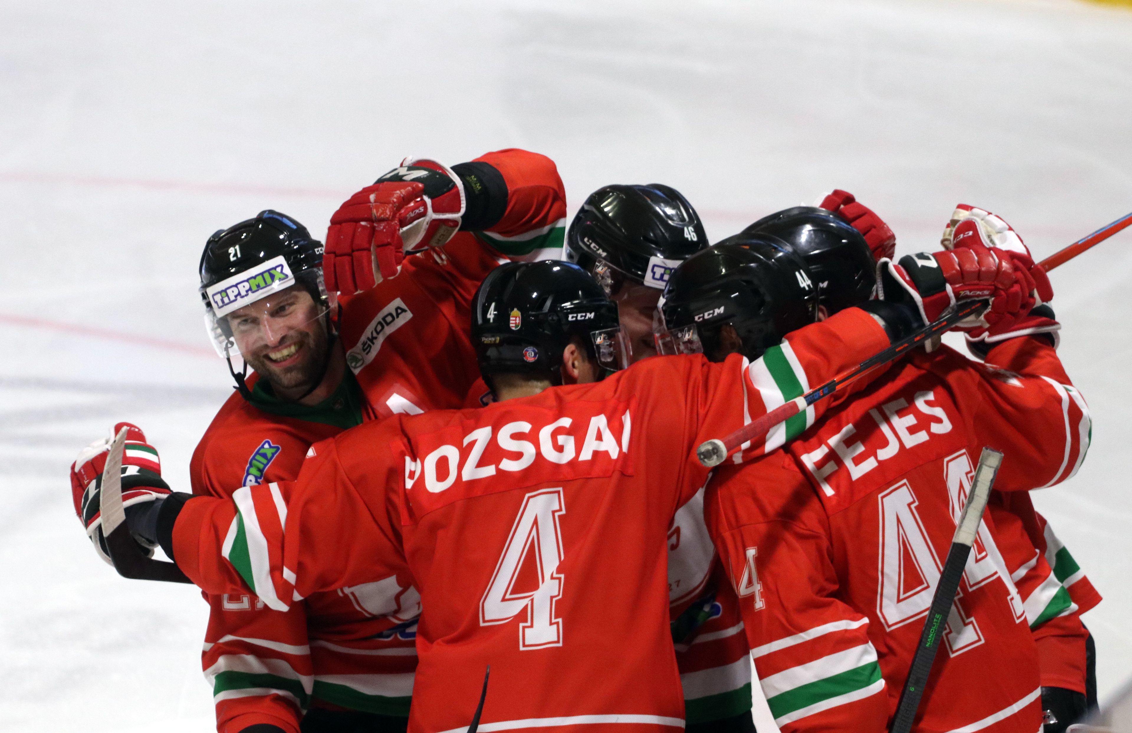 A magyar játékosok gólöröme a Magyarország-Ukrajna vb-felkészülési jégkorongmérkőzésen a Miskolci Jégcsarnokban / Fotó: MTI/Vajda János