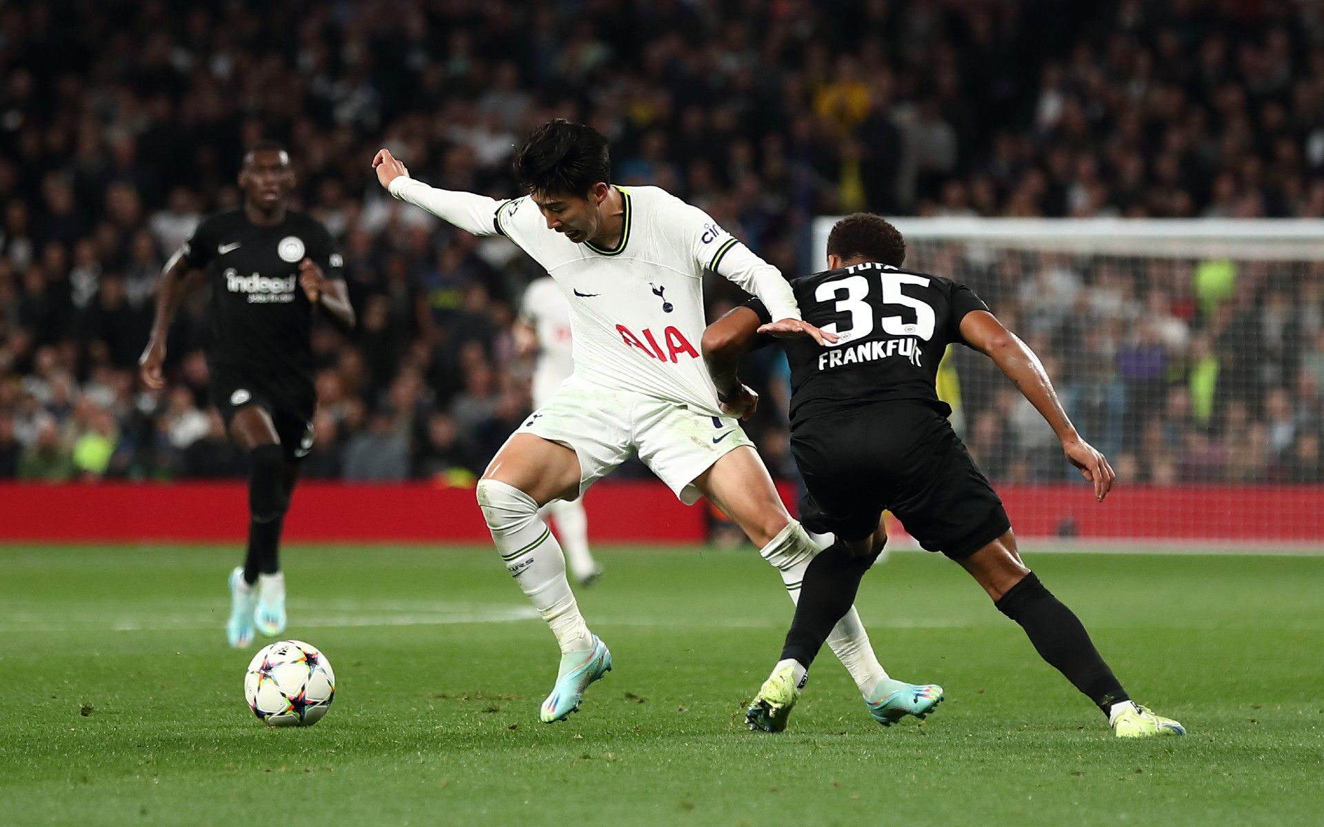 A Tottenham duplázó támadója, Szon Hung Min nehezen viselte a Frankfurt elleni meccs utolsó öt percét. Fotó: Getty