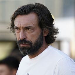 Hihetetlen: Pirlo engedte játékosainak, hogy meccs előtt cigizzenek