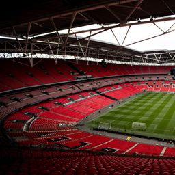 Fekete karszalaggal és egy perces néma csenddel emlékeznek az izraeli háború áldozataira a Wembleyben