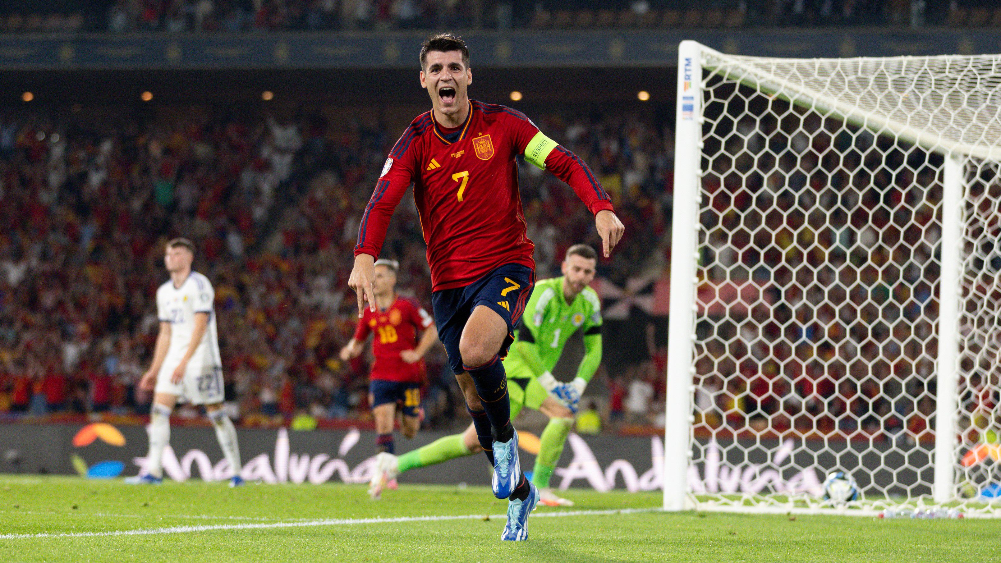 Álvaro Morata fejes góljával szereztek vezetést a spanyolok Skócia ellen