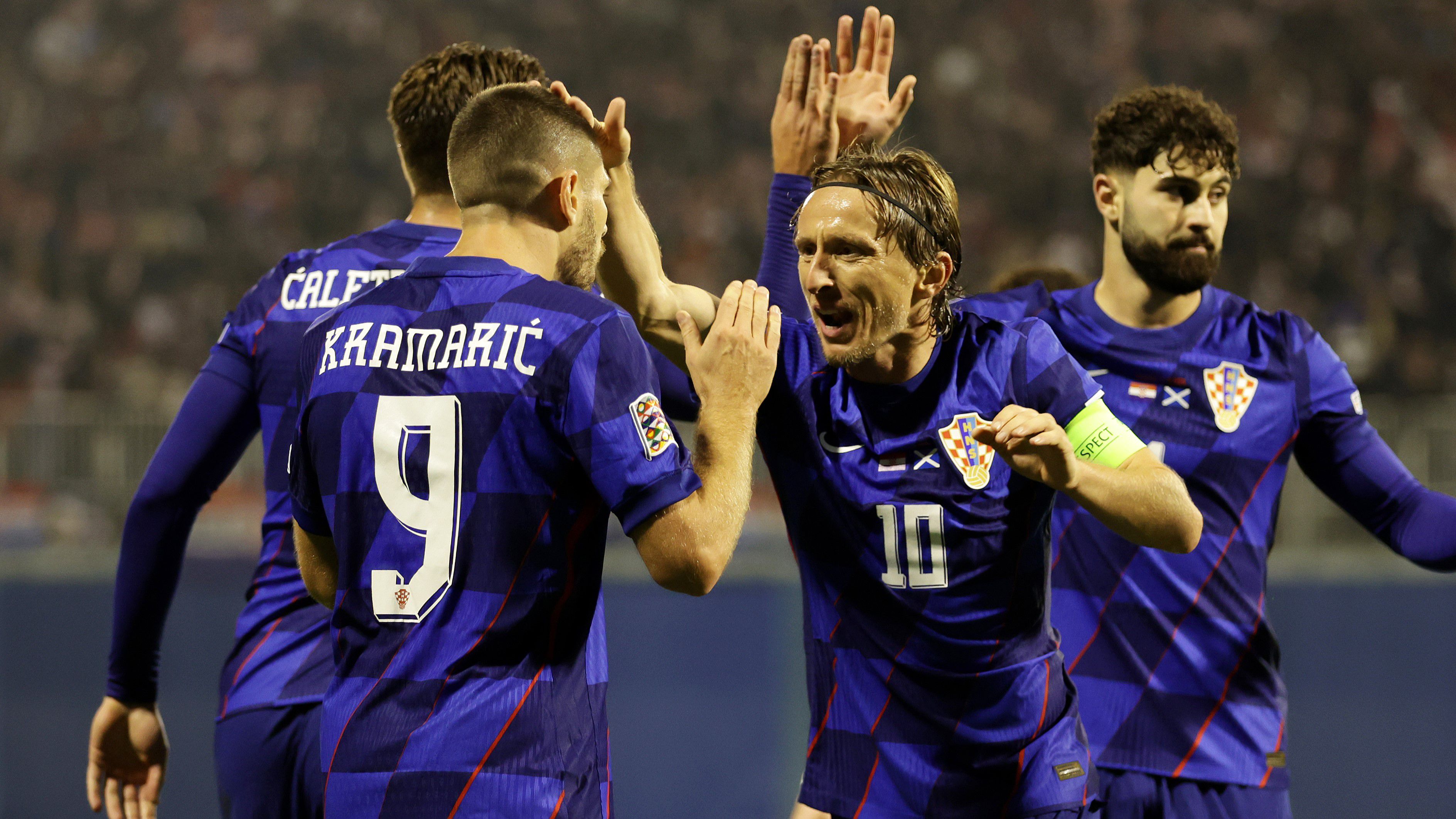 Luka Modric gratulál a győztes gólt szerző Andrej Kramaricnak