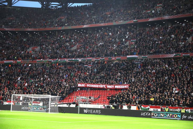 A találkozó első tíz percében a magyar szurkolók így üzentek az MLSZ-nek. Fotó: Juhász Sára