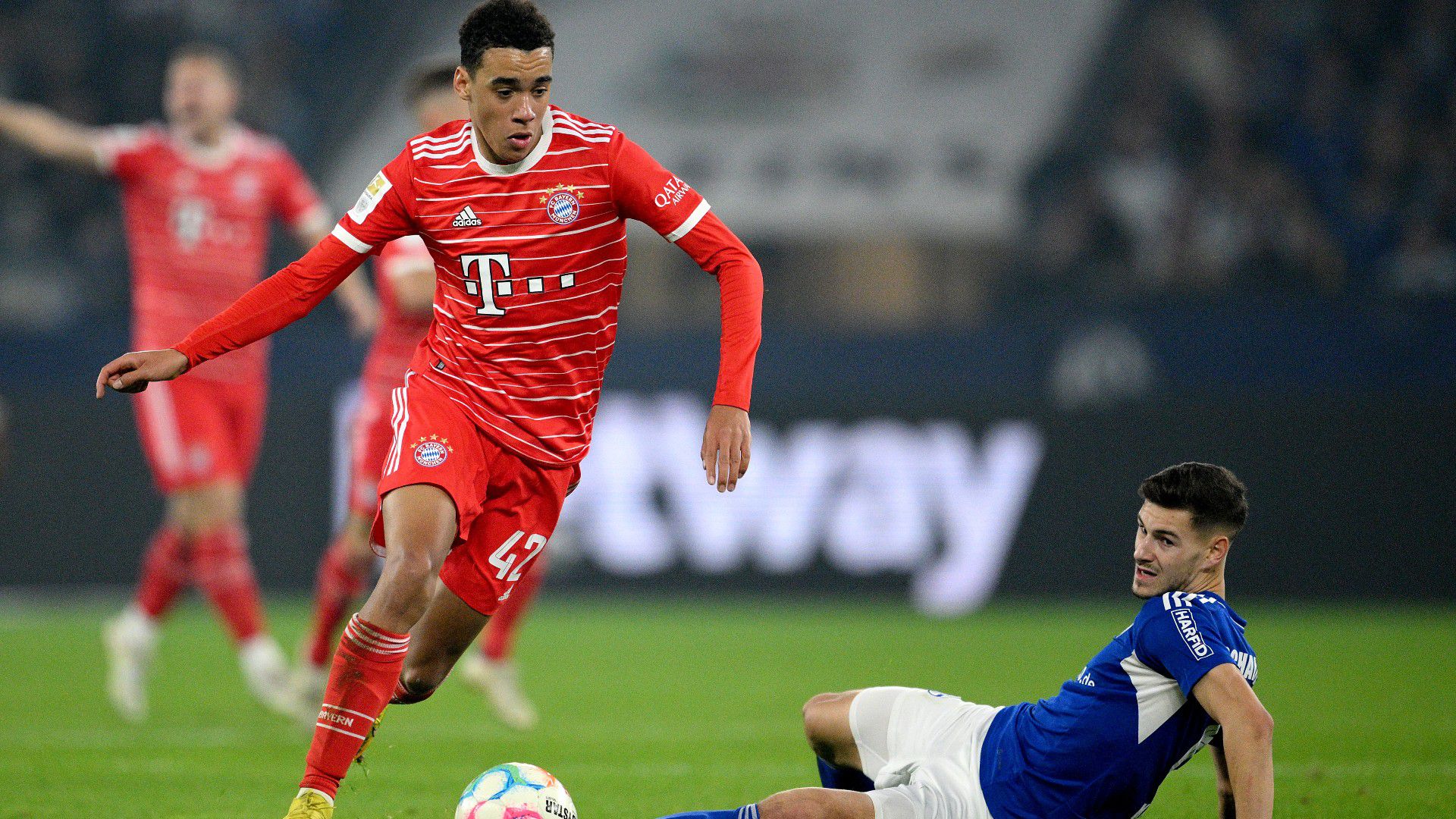 Kétszer villant a Bayern a Schalke otthonában, és az élen telel a Bundesligában – videóval