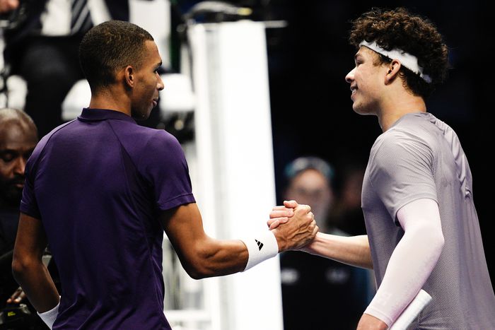 Ben Shelton (jobbra) gratulál legyőzőjének