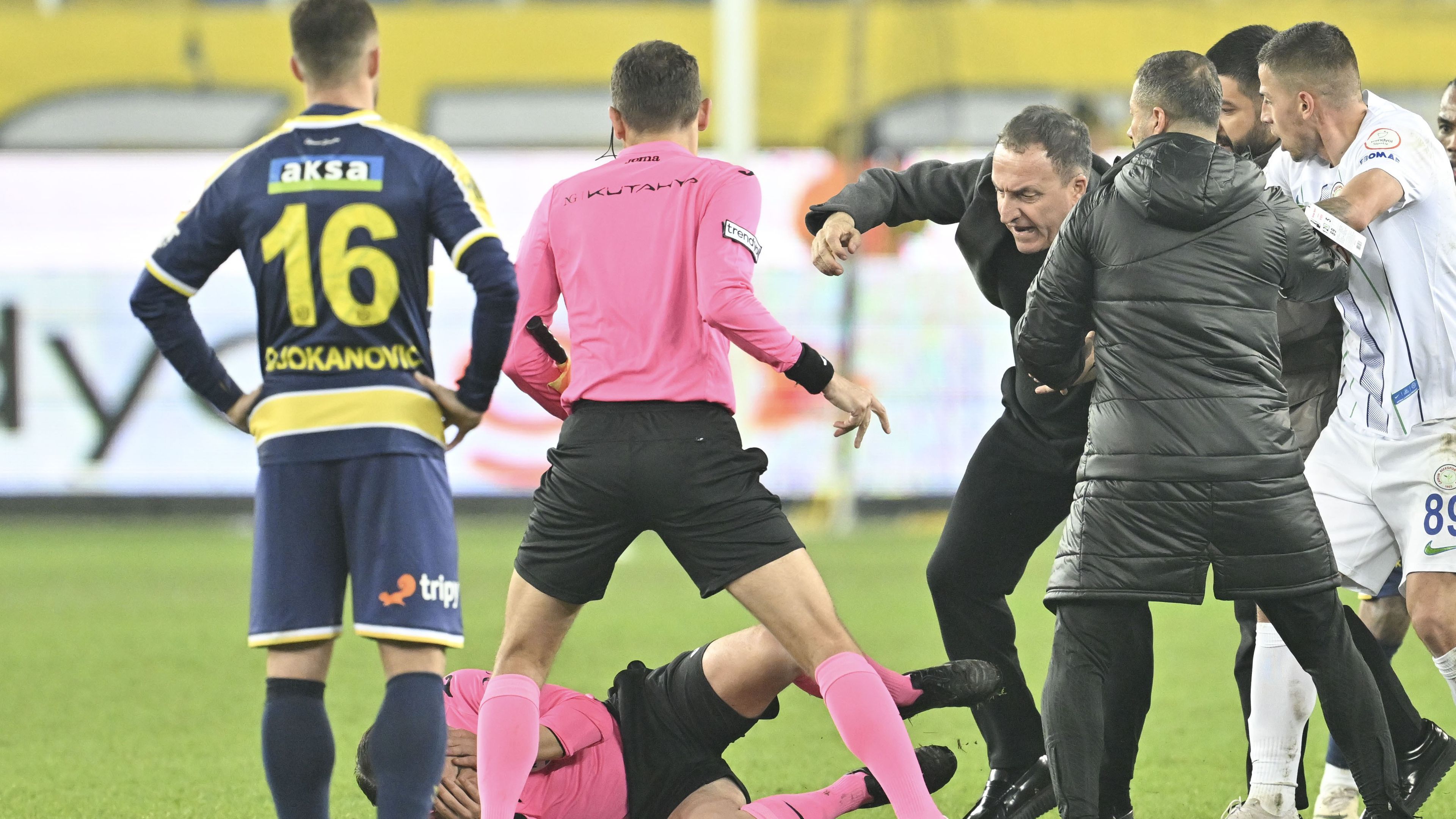 Faruk Koca bántalmazta a játékvezetőt, amelynek következtében a szövetség felfüggesztette a bajnokságot, az Ankaragücü elnöke pedig súlyos büntetésre számíthat. (Fotó: Getty Images)