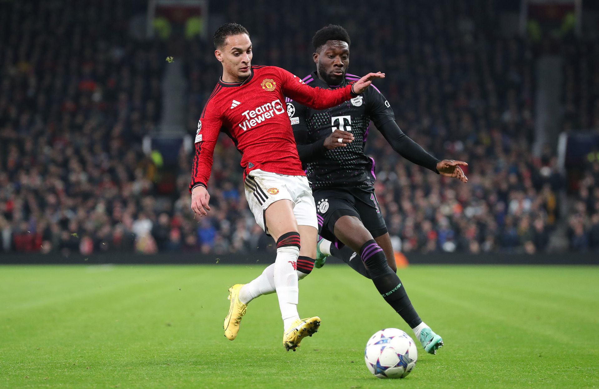 Antony és Alphonso Davies csatája a Manchester United–Bayern München BL-meccsen Fotó: Getty Images