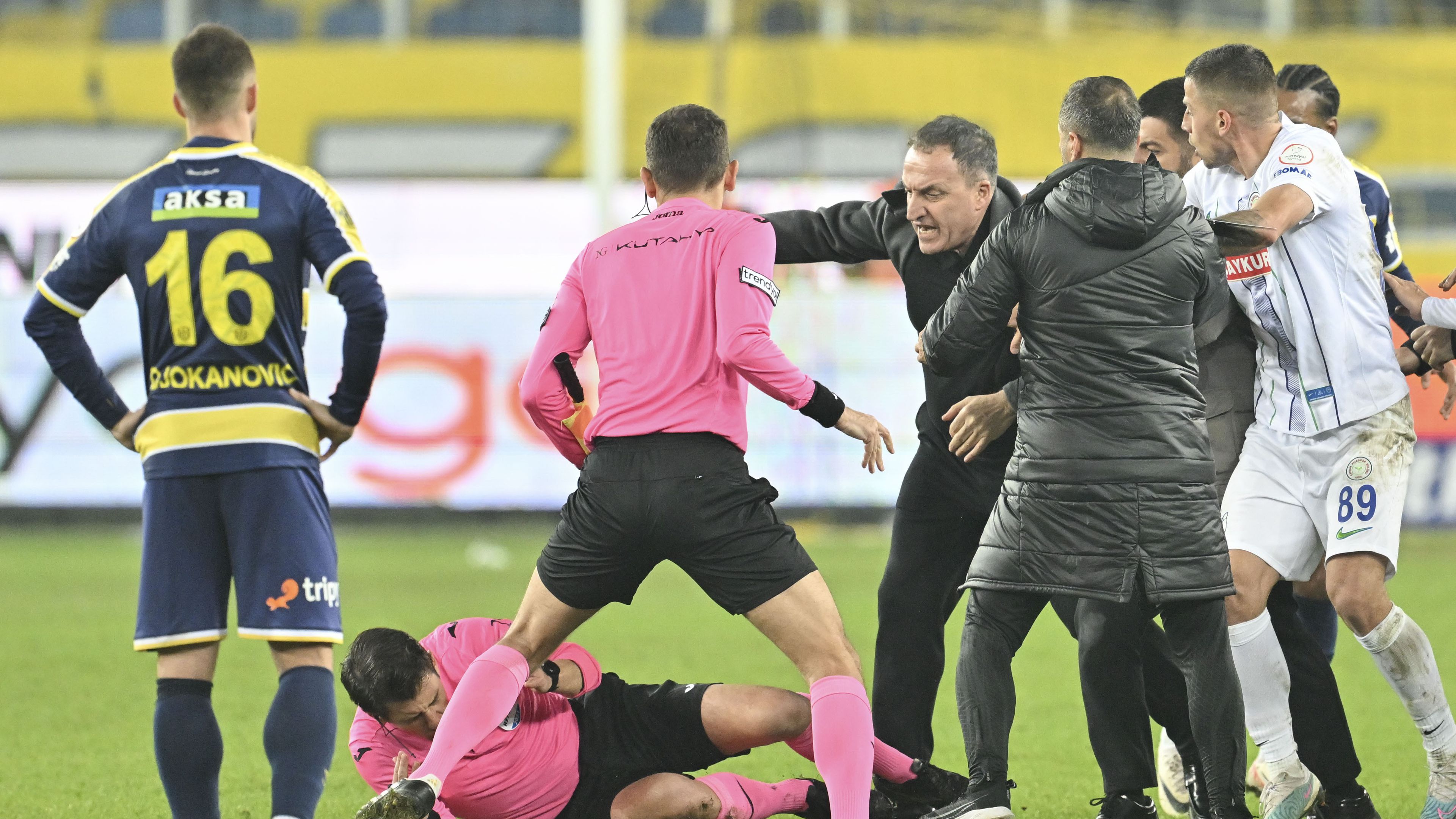 Egészen elképesztő, Faruk Koca, az Ankaragücü elnöke leüti a játékvezetőt a Rizespor elleni bajnoki mérkőzés után
