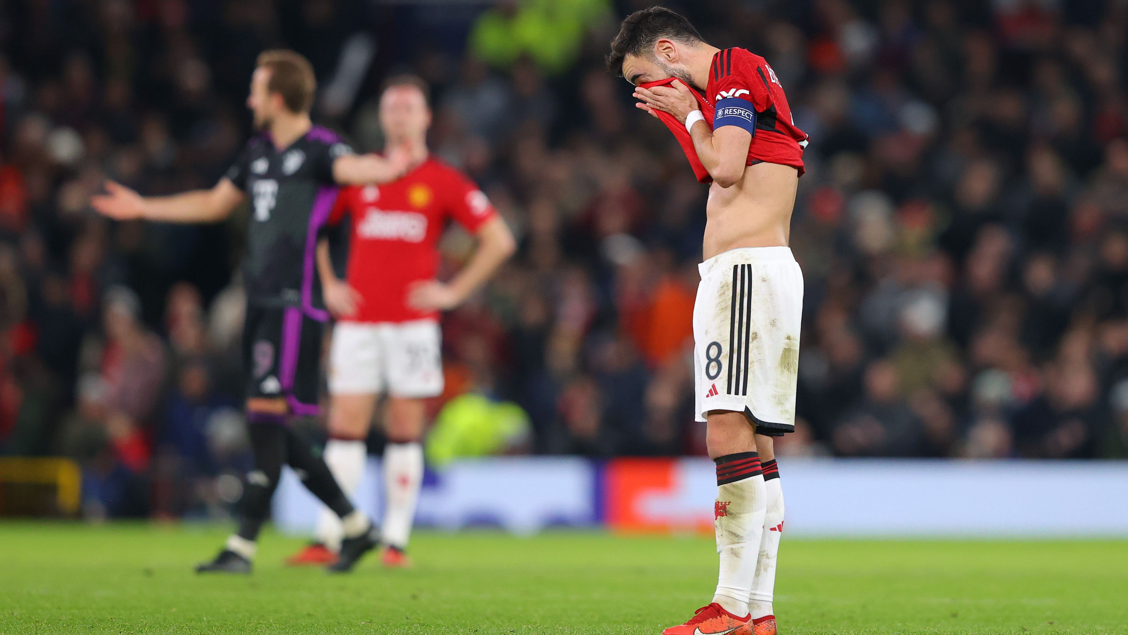 A Manchester United játékosainak csak a szomorkodás jutott a Bayern München ellen: az 1–0-ás hazai vereség a BL-búcsút jelentette Erik Ten Hag együttesének