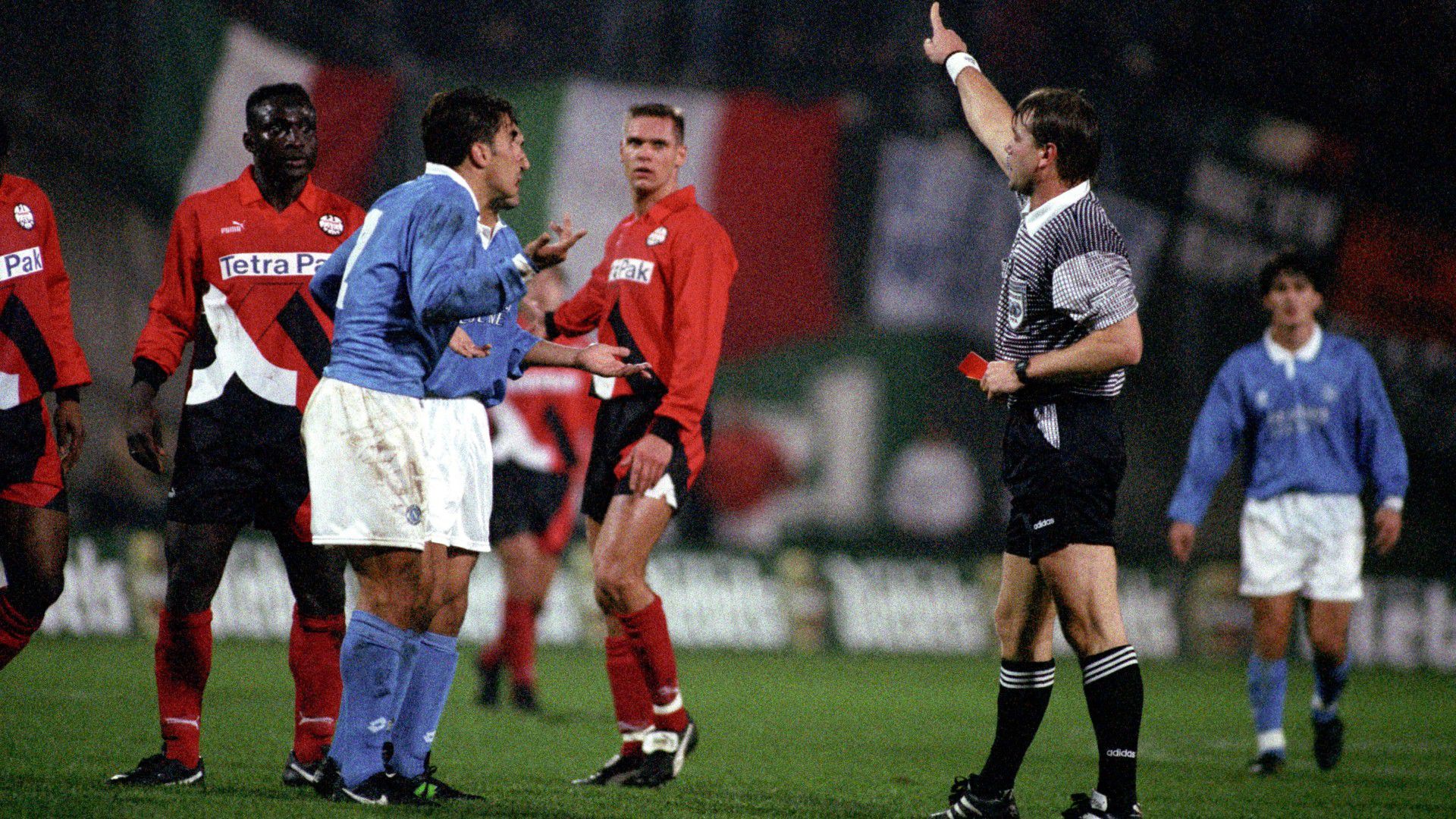 Szigorú és következetes volt, ezt egy Napoli–Frankfurt UEFA-kupa-mérkőzésen is bizonyította. (Fotó: Getty Images)
