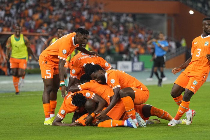 Az első gólt jegyző Seko Fofanát maguk alá temették az ünneplő társak