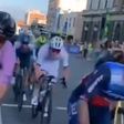 Brutális baleset: a kerékpáros elgázolta a nézőt – videóval