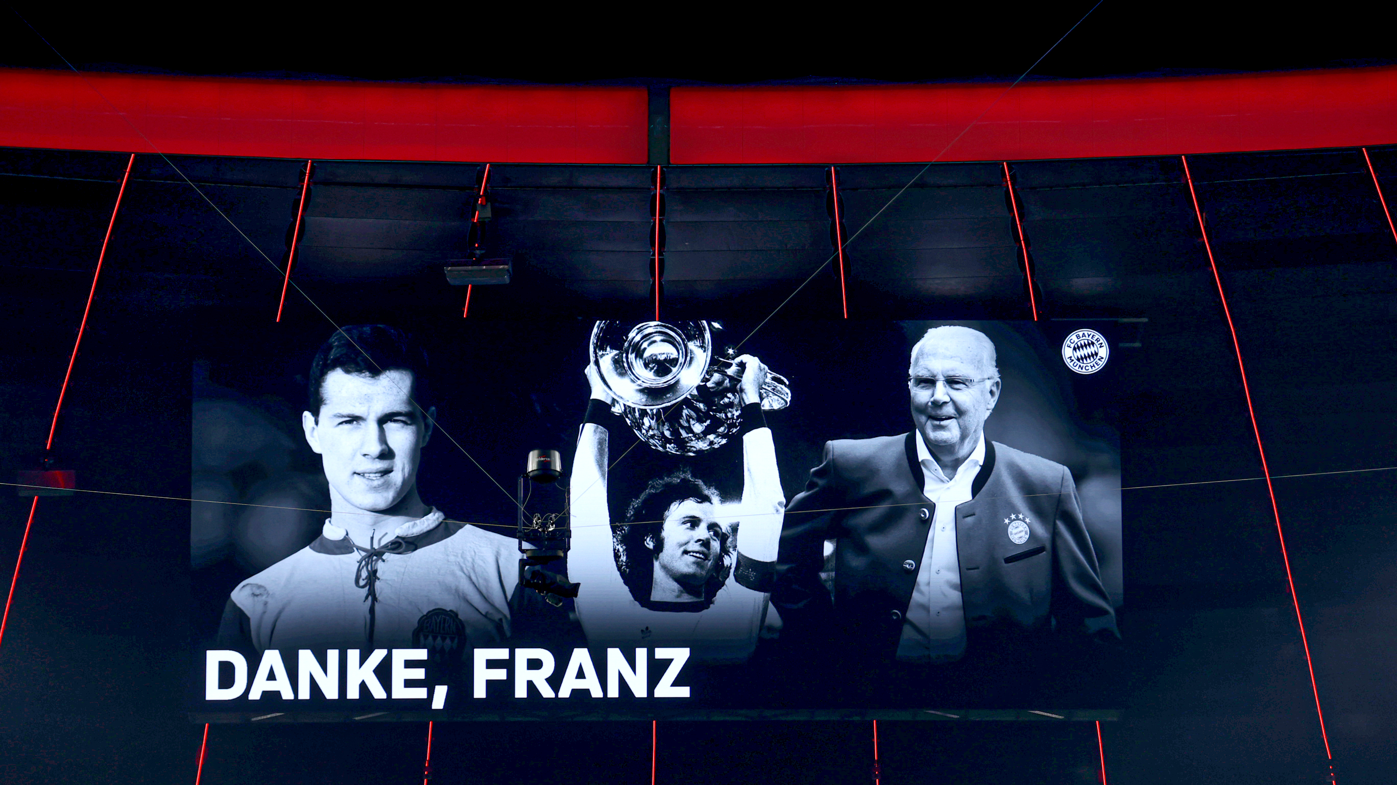 Az Allianz Arenát is úgy világították ki, hogy kirajzolódjon a „Danke, Franz” felirat (Fotók: Zsolnai Péter)