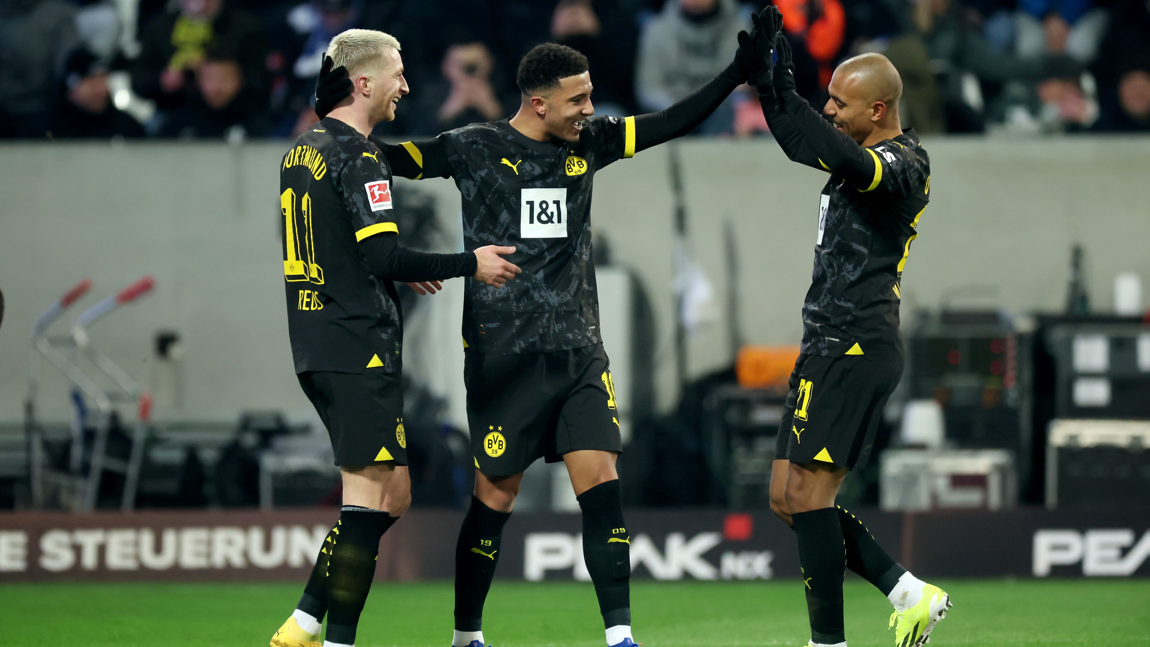 Ijedtség a lelátón; Sancho gólpasszal tért vissza a Dortmundba