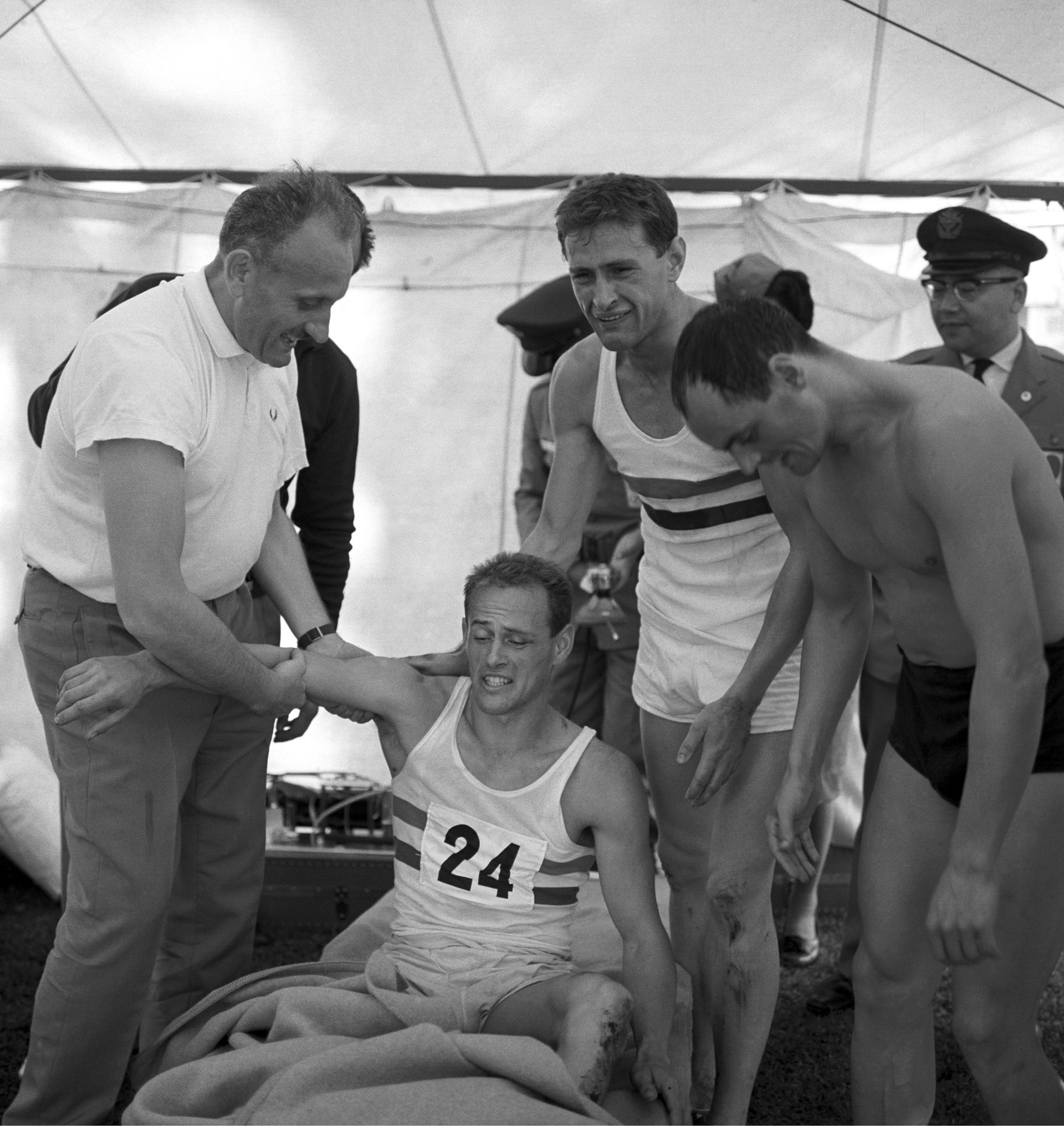 Valóban képes volt túllépni a fájdalmon: az 1964-es olimpián annyira kifutotta magát az aranyért, hogy a célban eszméletét vesztve esett össze (Fotó: MTI/Pap Jenő)
